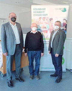 Gesundheitspolitiker Norbert Knopf mit HFU-Rektor Prof. Dr. Rolf Schofer und Prof. Dr. Stephan Lambotte, Dekan der Fakultät Gesundheit, Sicherheit, Gesellschaft (von links).  HFU