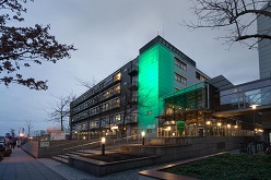 Das Sächsische Kinderpalliativzentrum des Uniklinikums Dresden beteiligt sich an der Aktion des Deutschen Kinderhospizvereins „Lasst uns Deutschland grün erleuchten“ dazu wird der Eingangsbereich des Universitäts Kinder-Frauenzentrums abgestrahlt.  (bearbeitet) Kirsten Lassig  Universitätsklinikum Carl Gustav Carus Dresden