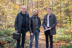 v.l.) Prof. Thomas Kistemann, Leiter des GeoHealth Centres und des WHO Kollaborationszentrums am UKB, Dr. Timo Falkenberg, Nachwuchsgruppenleiter IHPH, und Prof. Nico Mutters, Direktor des IHPH, bei Messungen im Bonner Naherholungsgebiet Kottenforst  Rolf Müller  Universitätsklinikum Bonn (UKB)