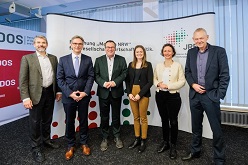 V.l.n.r.: Prof. Dr. Marc Oliver Bettzüge (EWI), Prof. Dr. Dieter Bathen (JRF), Minister Oliver Krischer, Ramona Fels (JRF), Prof. Dr. Anna Katharina Hornidge (IDOS) und Prof. Dr. Manfred Fischedick (Wuppertal Institut).  Schuchrat Kurbanov  JRF e.V.