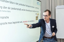 Dr. Łukasz Jędrzejowski vom Institut für deutsche Sprache und Literatur I der Universität zu Köln ordnet die Bedeutung von Nebensätzen für die Bildung und die automatische Sprachverarbeitung ein.  Oestergaard  Daimler und Benz Stiftung/Łukasz Jędrzejowski