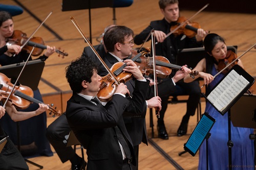 Daniel Dodds mit der Stradivari, vorne und Tobias Lea Viola, inmitten Musikern der Festival String Lucerne