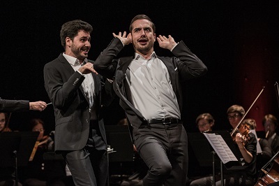 Die beiden jungen Sänger, Bariton Alexandre Beuchat, rechts und Tenor Serafin Heusser, links,  im schalkhaften Operettenmodus