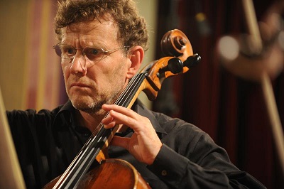Hochkonzentrierter Ingemar Brantelid am Violoncello