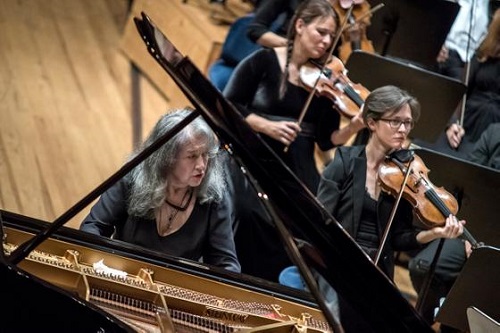 Martha Argerich (77) auf der Bühne des KKL mit dem Residenzorchester des KKL Luzern c Pius Amrein