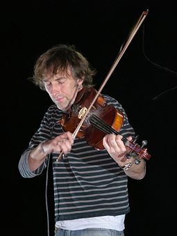 Yann Tiersen bei einem Konzert 2007 an der Geige