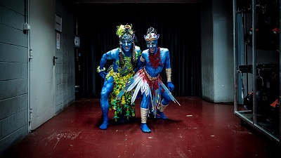 Zwei Schweizer bei Cirque du Soleil. Wie von einem anderen Planeten die Schweizer Nick Beyeler (links) und Elia Aymon nach der Verwandlung in ihre Bühnenfiguren