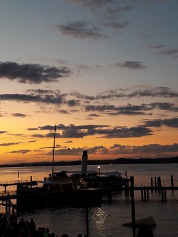 Abendstimmung auf der Seebühne, Ankunft Kursschiff
