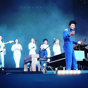Benjamin Clementine mit Backgroundsängerinnen und Keyboarderin