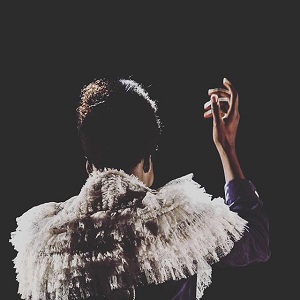 Benjamin Clementine mit weissem Cape