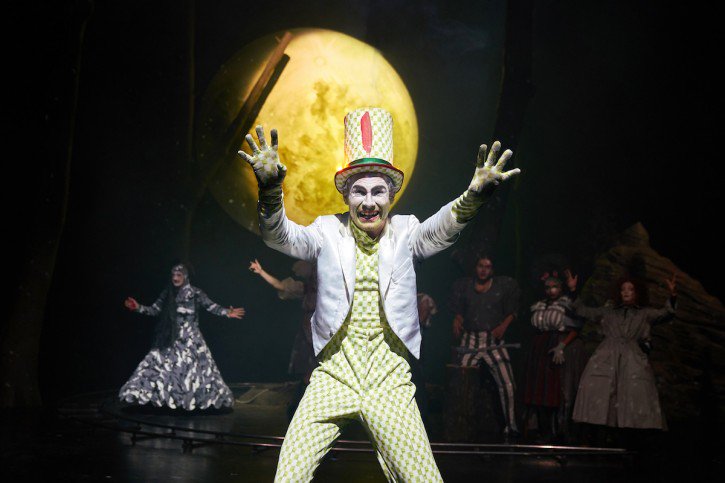 Der Grüne (Lukas Darnstädt) im Mondschein. (Bild Ingo Hoehn)