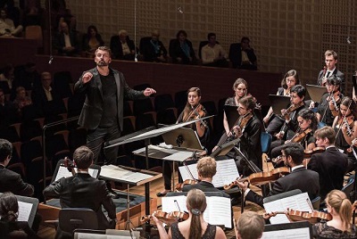 Dirigent Matthias Pintscher leitete das Orchester der Lucerne Festival Academy  Bild Patrick Hürlimann Lucerne Festival - 400x260