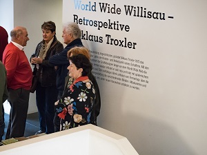 Knox in angeregter Unterhaltung mit Besuchern