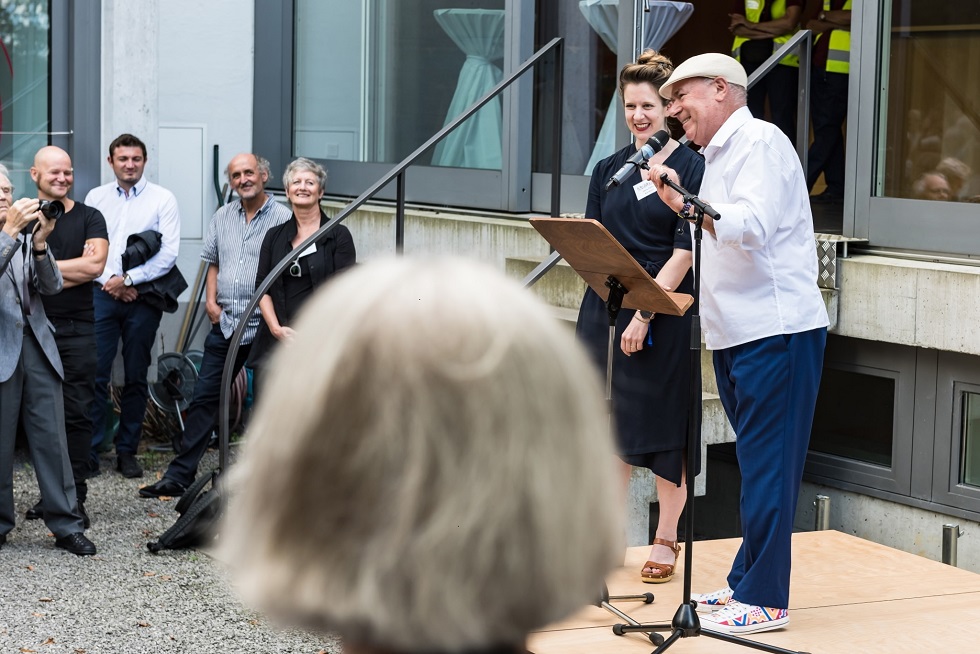 Kuratorin Sara Zeller begrüsst Niklaus (Knox) Troxler im Garten des Sankt Urbanhofes Sursee