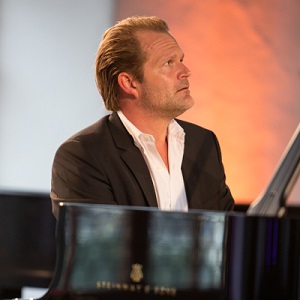  Solist am Piano Sebastian Knauer