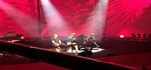 Seven (links) sang gemeinsam mit Xavier Naidoo (Mitte) einen Song im KKL Luzern.