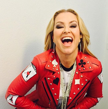Anastacia mit roter Offiziersjacke