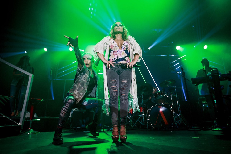 Anastacia mit einer Backgroundsängerin,Tänzerin