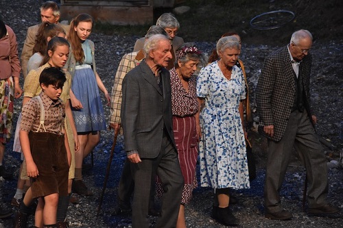 Die Darsteller und Darstellerinnen drücken ihre Emotionen mit sich wiederholenden Chorgesängen aus