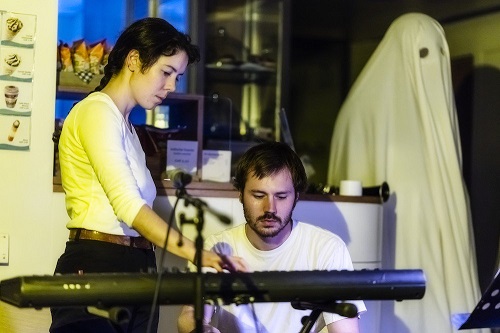 Die Musiker erzeugen sphärische Klänge zum Geschehen Foto Ingo Höhn