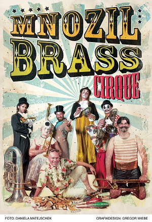 Mnozil Brass Gruppenfoto-mit-Plakat Cirque