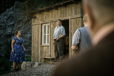Murer vor seiner einfachen Hütte, seinem Zuhause,  im Steinbruch 