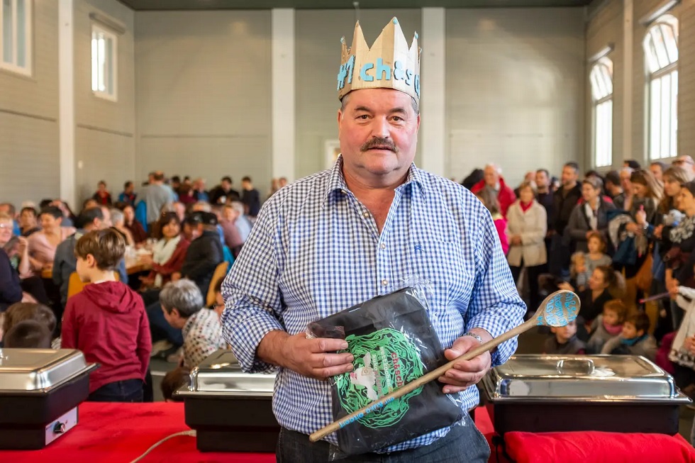 Altdorfer küren an der Kilbi den besten Chabis-und-Schaffleisch-Koch.Er ist der König des Altdorfer Chabis- und-Schaffleisch-Wettkochens: Wendel Aschwanden. Zum Video: Livio Baldelli und Matteo Schenardi performen ihren «Chabis-und-Schaffleisch-Song». (Foto: F.X. Brun)