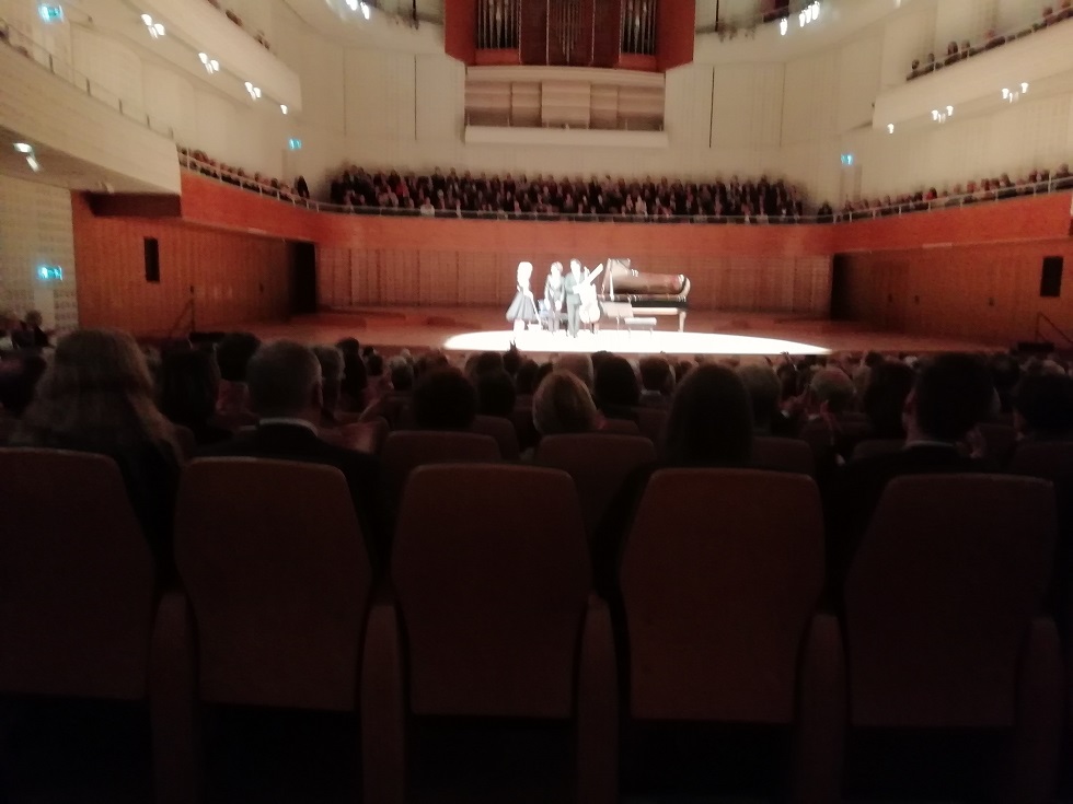 Anne-Sophie Mutter Yulianna Avdeeva  und Kian Soltani  beim Schlussapplaus