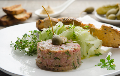 Beef Tatar vom Kalb mit Gurkenspaghettini und Vollkorncrostini