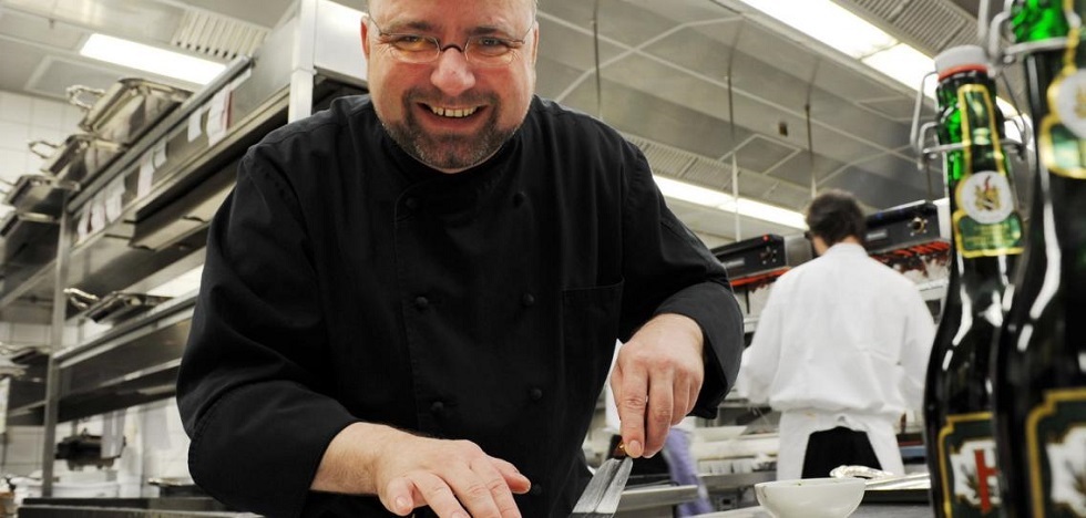 Christian Lohse richtet Seeteufel-Medaillons mit Carbonade vom Rinderbug und BierJus an