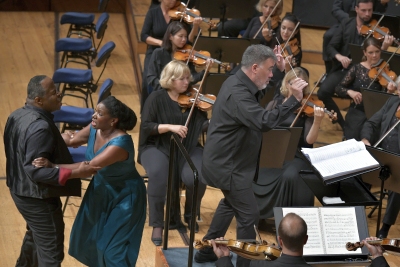 Crown Lester Lynch bedrängt Bess Elizabeth Llewellyn