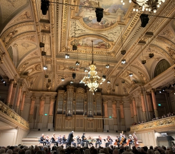Das Zürcher Kammerorchesterauf der Bühne vor der grossen Orgel