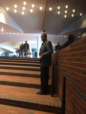 Der Autor im Foyer der Elbphilharmonie 