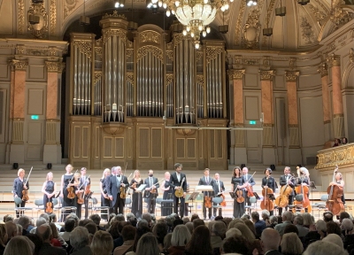 Die Künstler freuen sich über den grossen Schlussapplaus