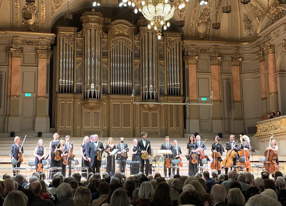 Die Künstler freuen sich über den grossen Schlussapplaus