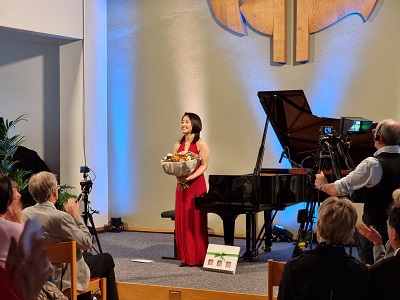 Die Pianistin Shih Wei Huang freut sich über den grossen Schlussapplaus