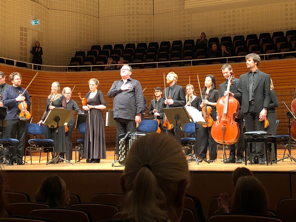 Die Protagonistinnen geniessen den Schlussapplaus Foto Christa Bühler