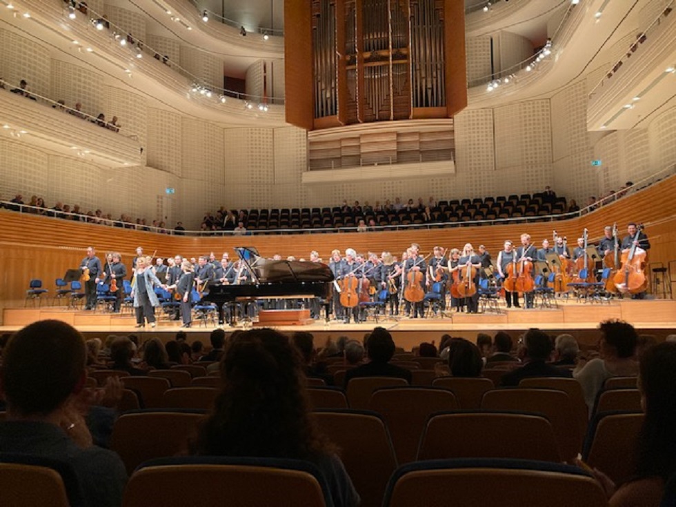 Die Solistin, die Dirigentin und das Orchester geniessen den langanhaltenden Applaus 