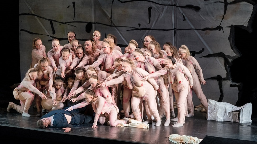 Die Verführerinnen stürzen sich auf Parsifal Foto Ruth Walz