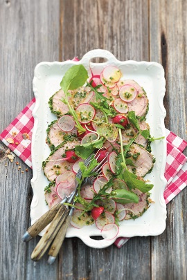 Dünne Scheiben vom rosa gegarten Kalbsrücken mit Radieschen und Schnittlauch-Senf-Dressing