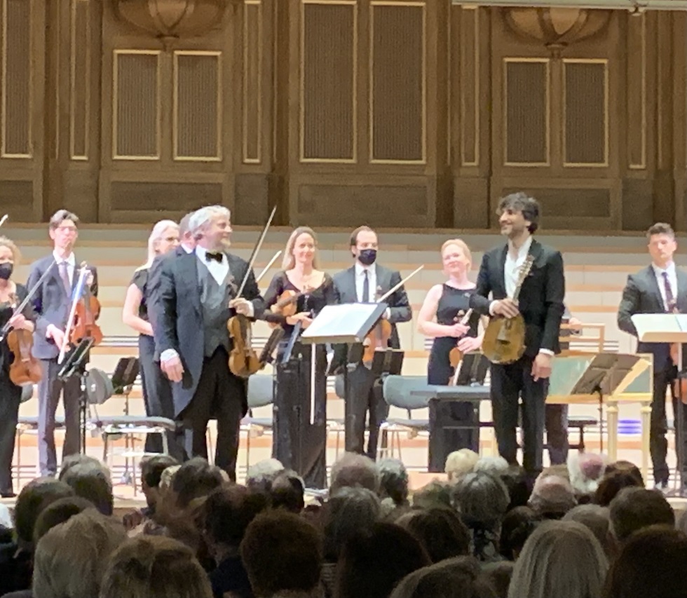 Fabio Biondi Violine und Leitung links und Avi Avital Mandoline freuen sich über die gelungene Darbietung