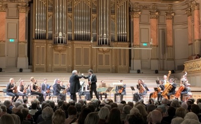 Fabio Biondi Violine und Leitung links und Avi Avital Mandoline freuen sich über die gelungene Darbietung 