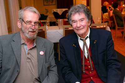 Festivalmitinitiator Günter Rasinski rechts mit dem Autor im Gespräch