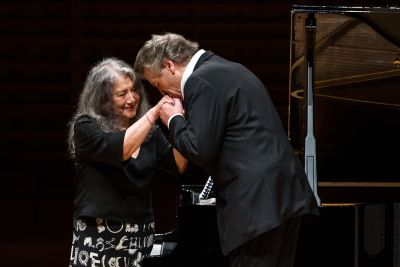 Galanter Handkuss von Hampson für Martha Argerich  Philipp Schmidli Luzerner Sinfonieorchester
