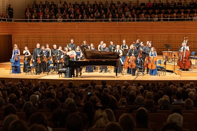 Khatia Buniatishvili und die Strings bedanken sich für die Ovationen 