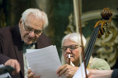 Luz Leskowitz und Bassistin Mette Hanskov durchforsten die Partitur