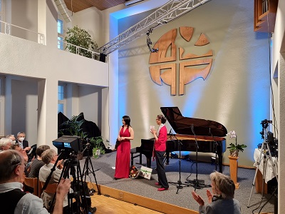 Organisatorin Jenny Mumenthaler  mit Künstlerin Shih Wei Huang (2)