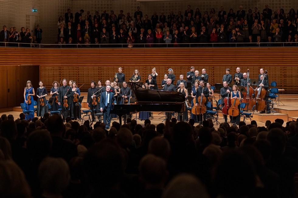Rudolf Buchbinder und die Festival Strings Lucerne geniessen den verdienten Schlussapplaus