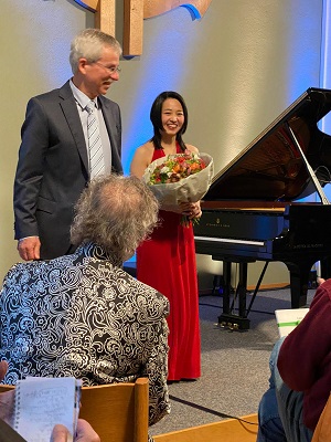 Shih Wei erfreut sich der Blumen beim Schlussapplaus