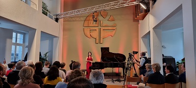 Shih Wei erklärt Grundsätzliches zu ihrer Eigenkomposition